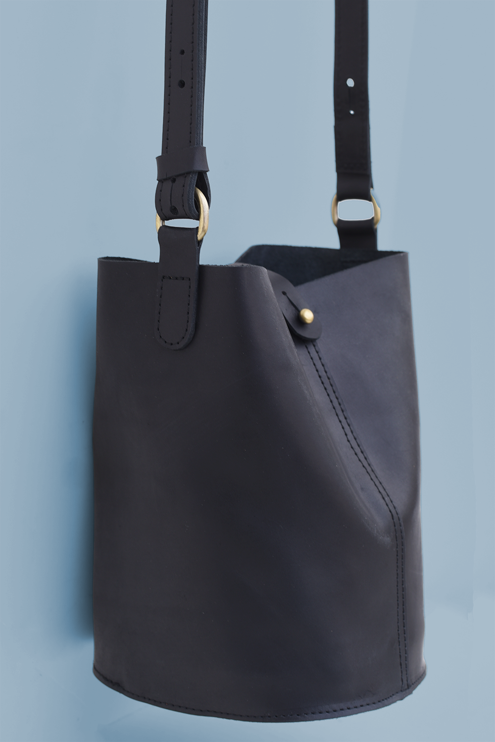Purse & Clutch - Leather Bucket Bag in Black with Adjustable Strap & Pouch