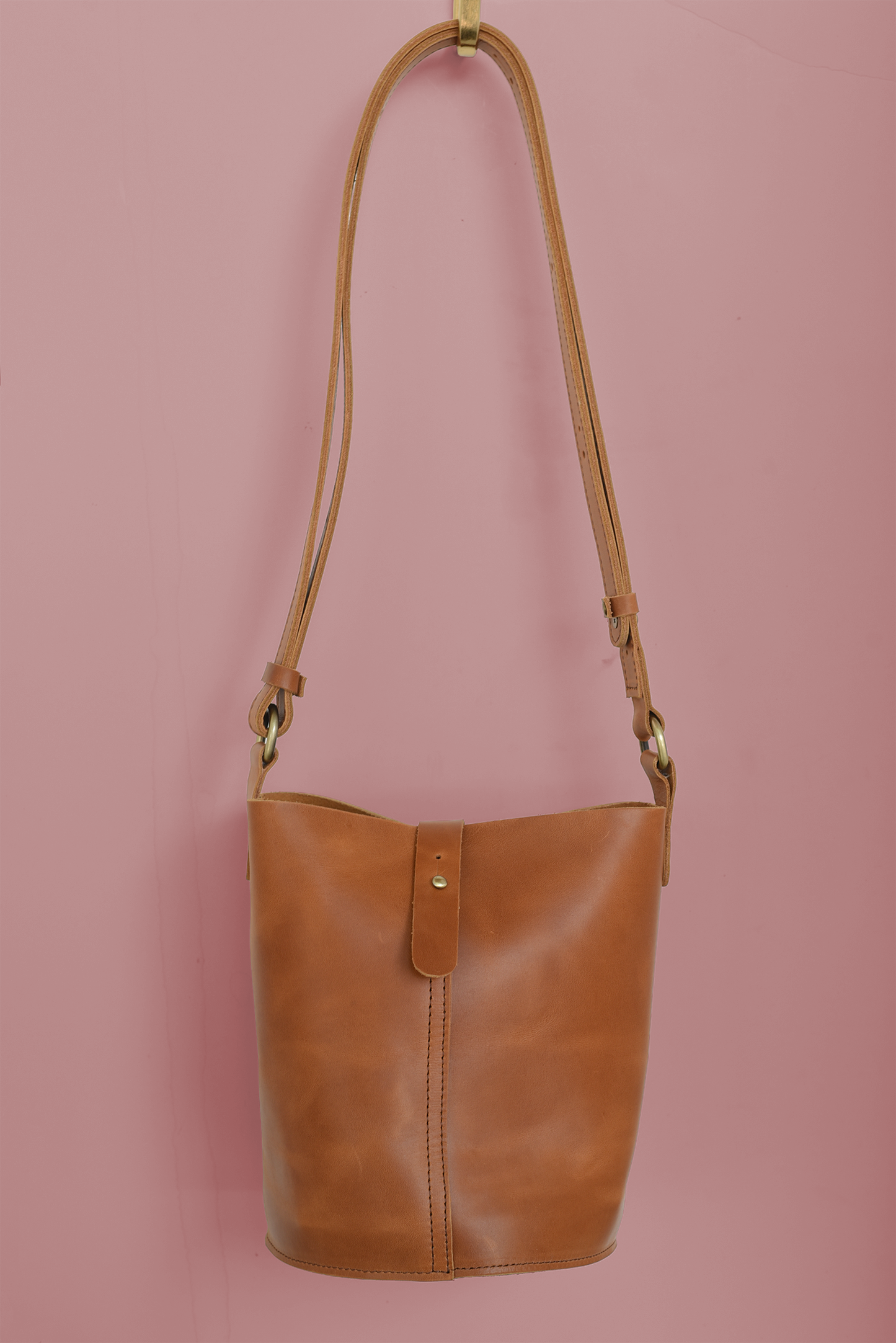 Purse & Clutch - Leather Bucket Bag in Brown with Adjustable Strap